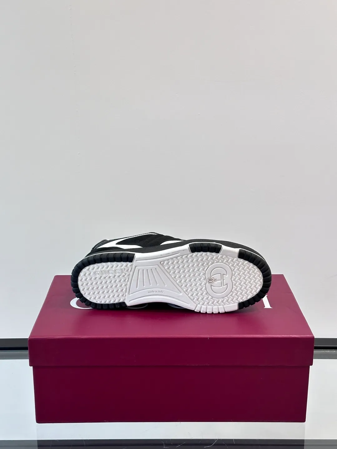 Men's Men's Shoes 💰480 [New Style] 🦨🦨Gucci 𝐆𝐮𝐜𝐜𝐢 𝐑𝐞-𝐖𝐞𝐛 As a sneaker created by Sabato De Sarno for Gucci, the Re-Web series reinterprets the brand's classic stripes, with bold and unique details to set off a modern silhouette design. These shoes are crafted from white leather. This new sneaker is ingeniously decorated with many of the brand's classic details, and is equipped with a bright red and green webbing tongue, which will make people fall in love at first sight. White leather has been specially treated to be soft and shiny, with an embossed grained texture. Script Gucci logo and Interlocking G web label with Interlocking G and script Gucci logo. Rubber outsole with Interlocking G detail eyelets. Web tongue. Size: Female 35-40 (Female 41, 42 customized). Male 38-44 (45, 46 customized)